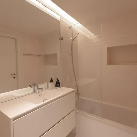 3br Family W- Private Balcony, Pool & Free Parking דירה *