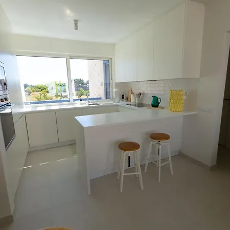דירה 3br Family W- Private Balcony, Pool & Free Parking טאווירה