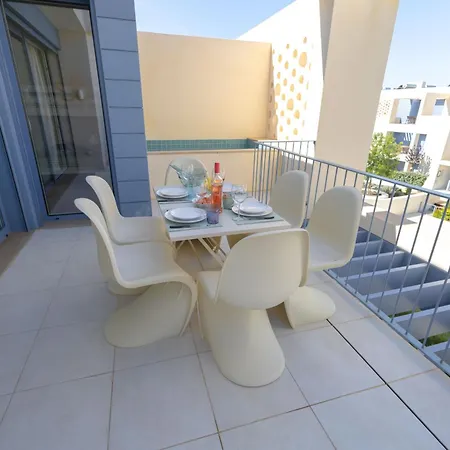 3br Family W- Private Balcony, Pool & Free Parking דירה
