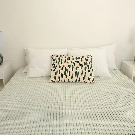 3br Family W- Private Balcony, Pool & Free Parking شقة *