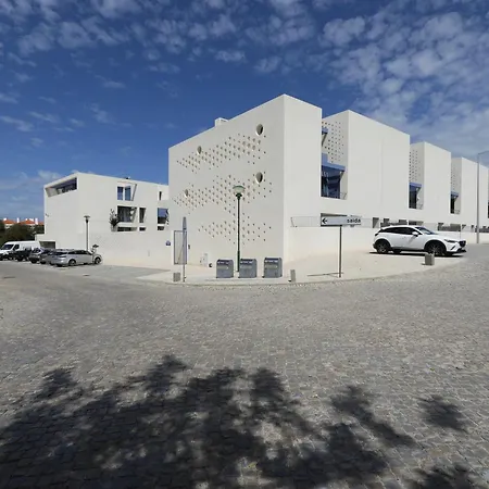 3br Family W- Private Balcony, Pool & Free Parking شقة *