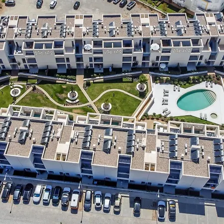 דירה 3br Family W- Private Balcony, Pool & Free Parking